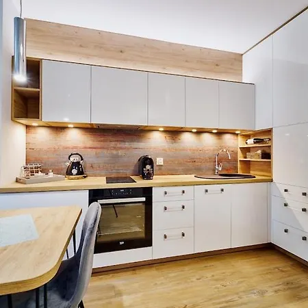 Laguna 38 Z Garazem 폴라니카-즈루이